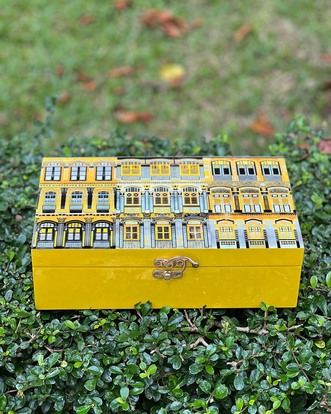 Classic Colonial Amber Box