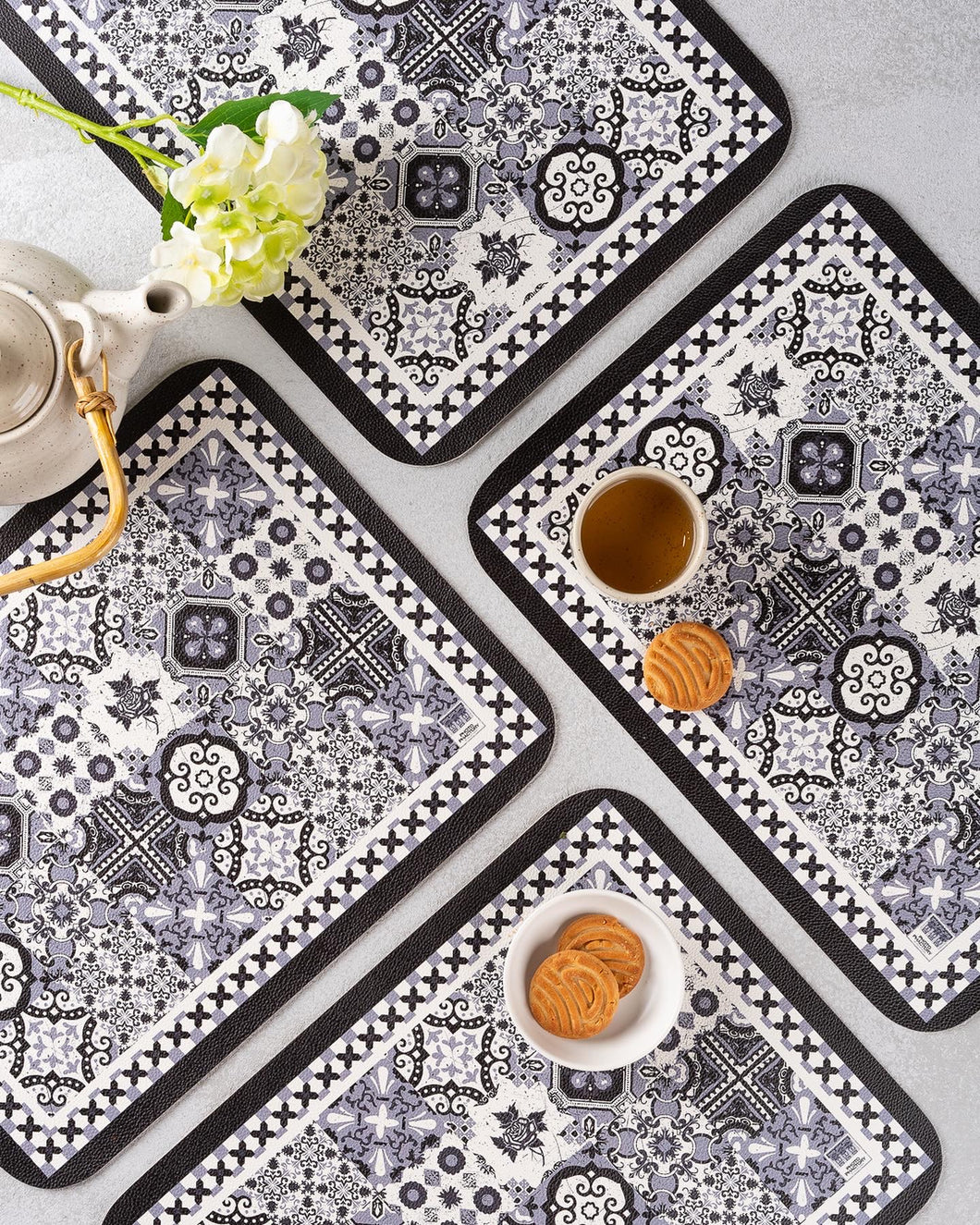 Layla  : The Black and White Series Placemats (Set of 6)